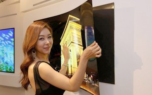 LG'nin yeni OLED ekranı magnet kullanarak duvara monte edilebiliyor