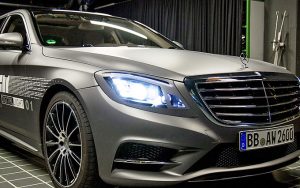 Mercedes karşıdan gelen sürücünün gözünü almayan akıllı far üretiyor