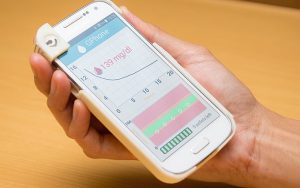 Kan şekeri ölçen cep telefonu kılıfı