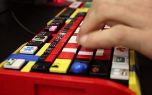 LEGO parçalarından oluşan modifiye klavye