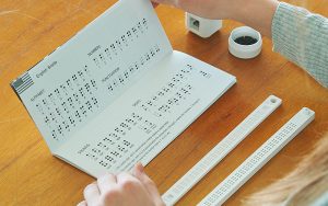 Braille alfabesi ile etiket yazmak için ekonomik yazma kiti