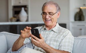 Yaşlılar için normal telefon ve akıllı telefon seçenekleri