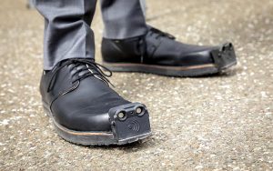 Görme engelliler için kameralı ayakkabı