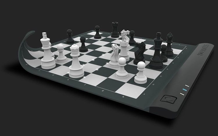Klasik tarz katlanabilir bilgisayarlı satranç tahtası
