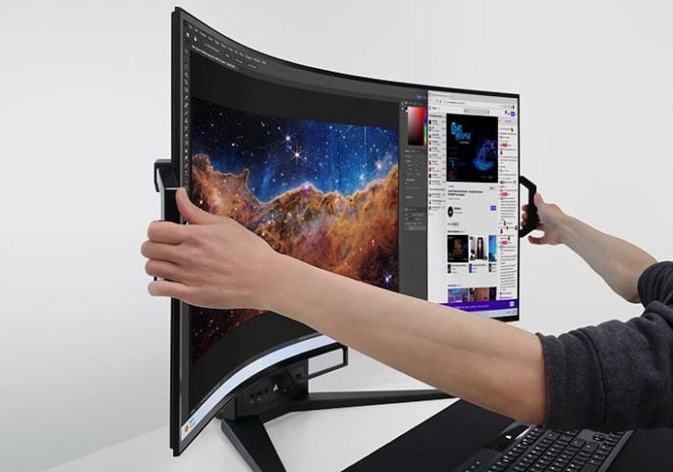 Corsair Xeneon Flex bükülebilir oyun monitörü