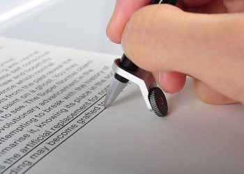 Cetvel kullanmadan düz çizgiler çizmeyi sağlayan aparat