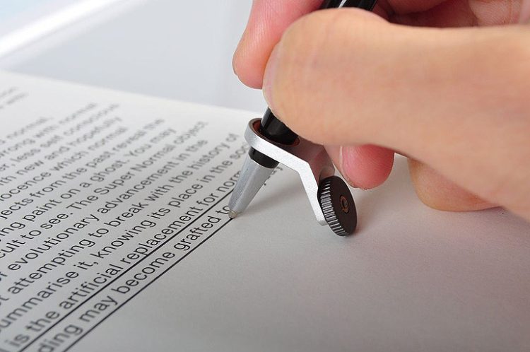 Cetvel kullanmadan düz çizgiler çizmeyi sağlayan aparat