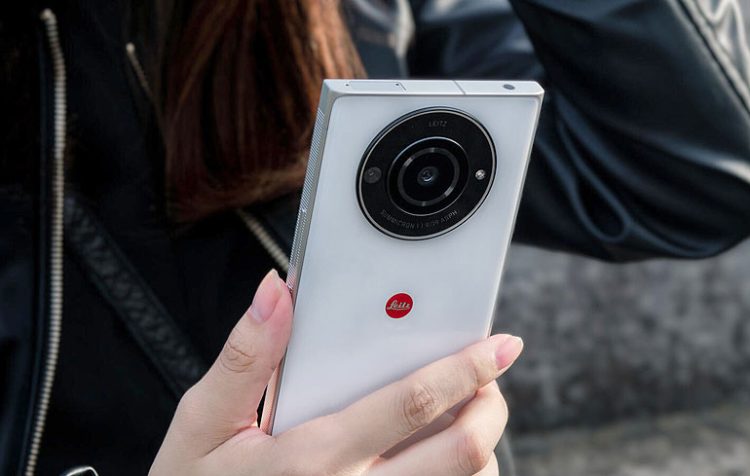 Fotoğraf makinesi benzeri objektife sahip Leitz Phone 2 akıllı telefon