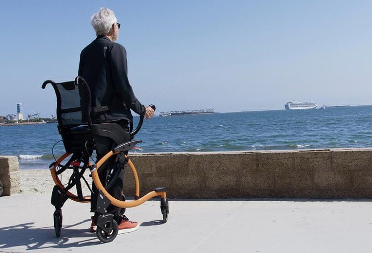 Hem yürüteç hem tekerlekli sandalye