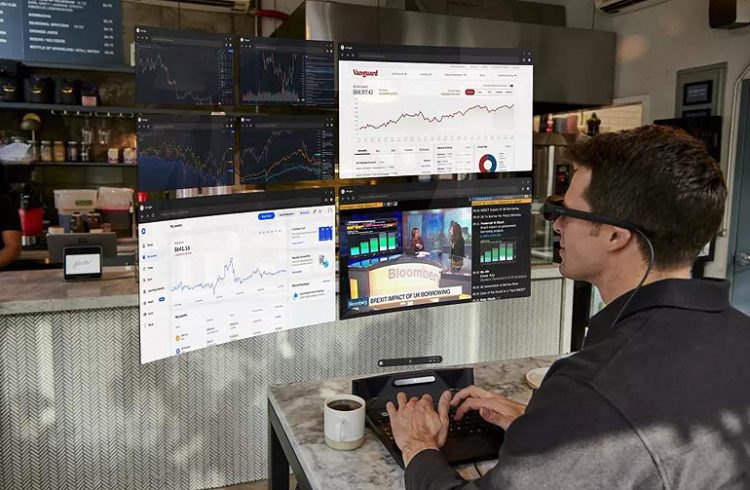 Sanal ekranlı ilk dizüstü bilgisayar