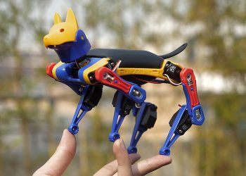 Sesli komutları anlayan oyuncak robot köpek