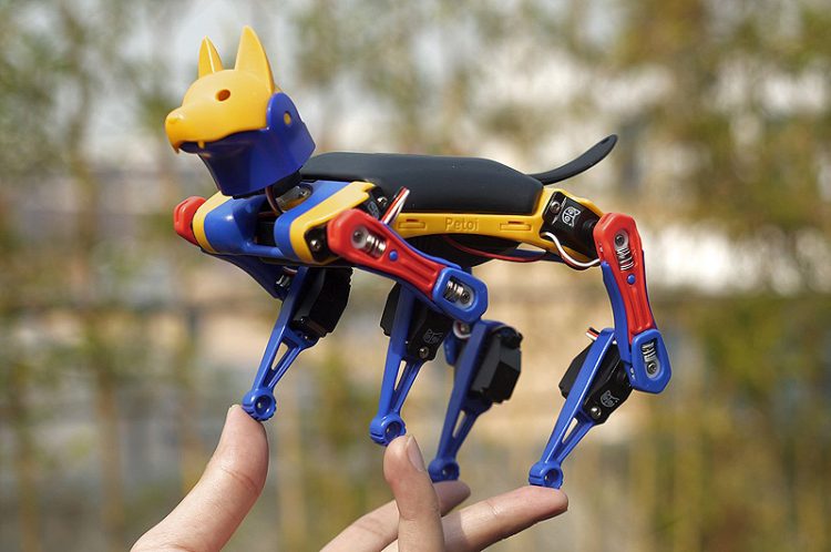Sesli komutları anlayan oyuncak robot köpek