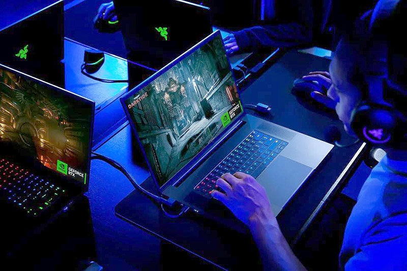 Razer Blade 18 dizüstü bilgisayar