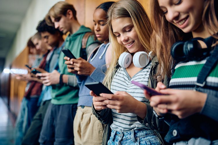 Gençler akıllı cep telefonu